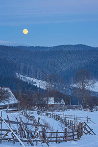 夜晚山顶的冬季风景满月和星空喀尔巴阡图片