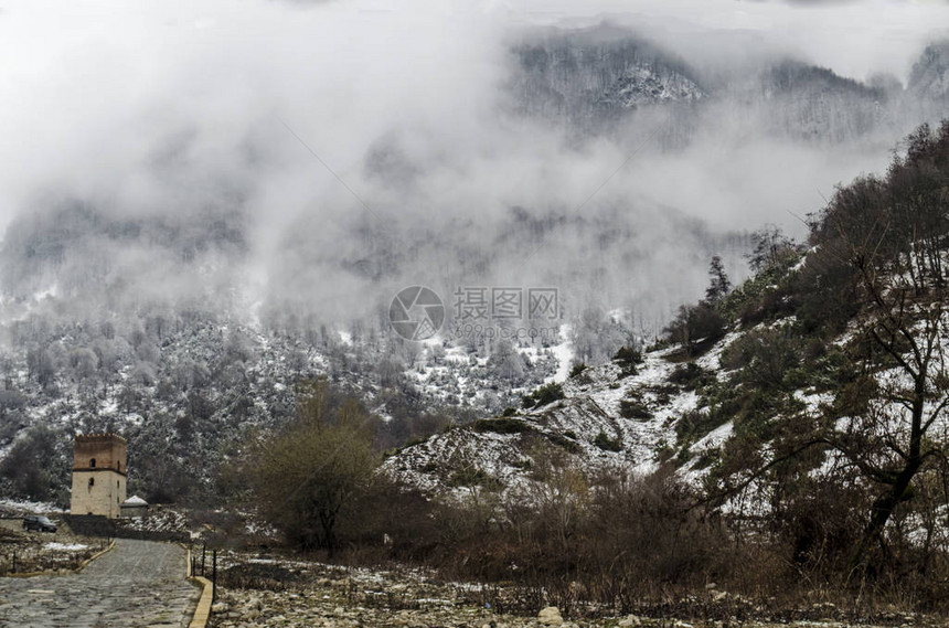 伊利苏阿塞拜疆加赫大高加索地区Ilisu的树木和雾图片