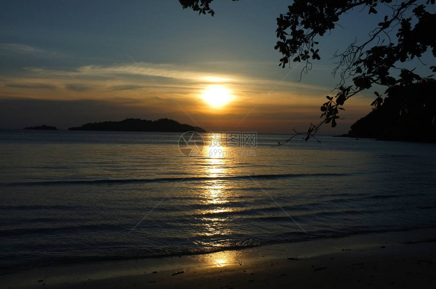泰国特拉省高昌岛长沙滩长海滩年终时景色美丽图片