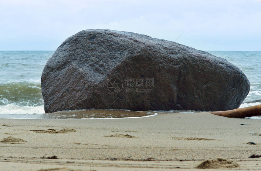 海边巨大的石块巨石图片