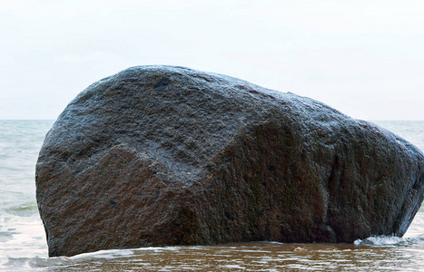 海边巨大的石块巨石图片