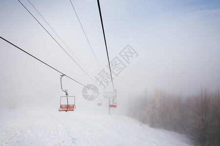 滑雪电梯的座位从山上飞过从天图片