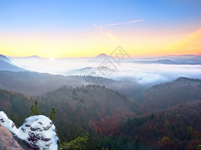 红色滤镜照片红色黎明朦胧的黎明在美丽的小山峰从有雾的背景中伸出图片