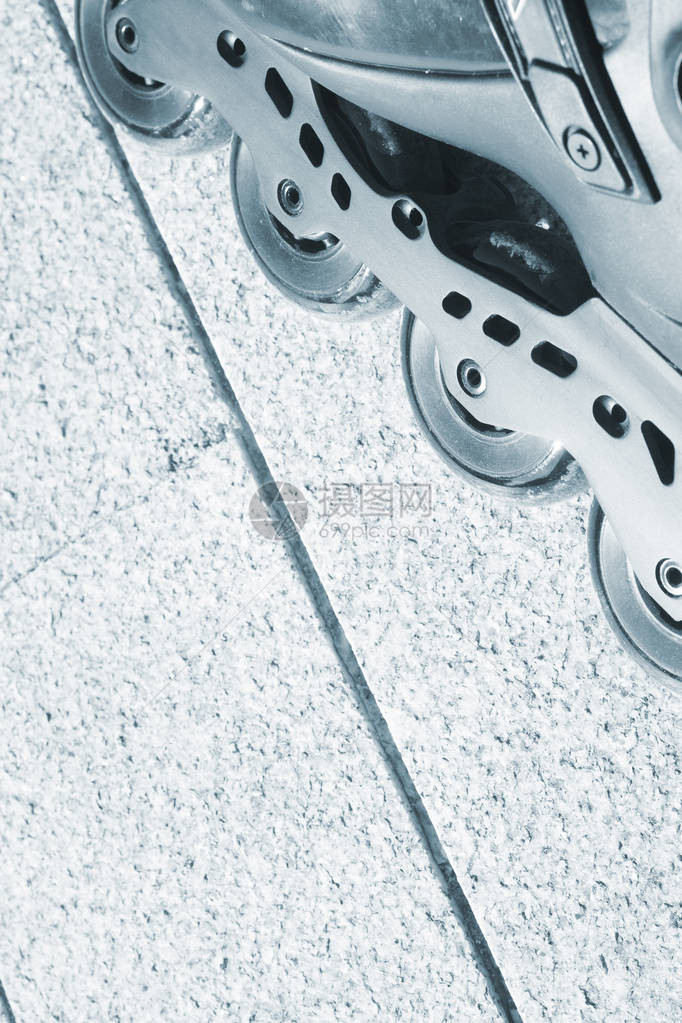 在街头滑冰上的内联自由式旱冰鞋图片