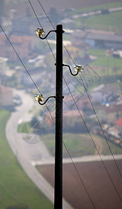 带电线三条电线的灯杆图片
