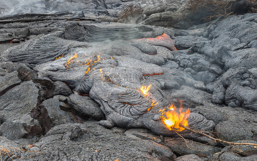 夏威夷火山公园在熔岩田的岩浆中近图片