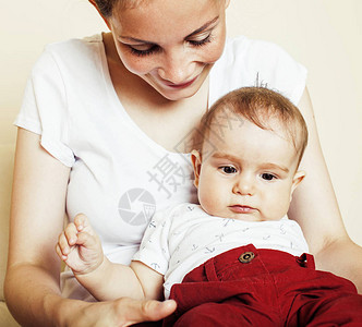 怀着小孩儿子母乳喂养概念现代人接近的生活方式等幼儿婴的年轻黑发图片