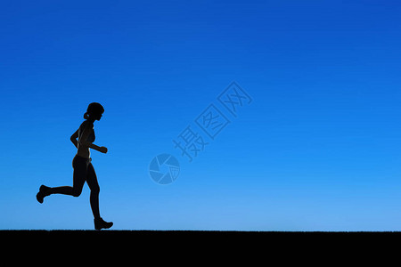 剪影女人跑步或女赛跑者图片