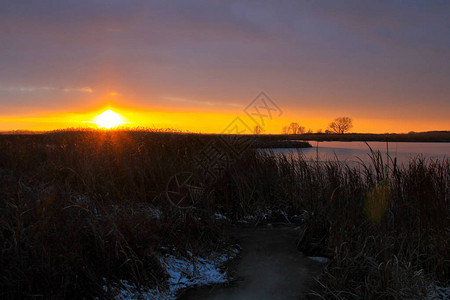 冬天河上的落日图片