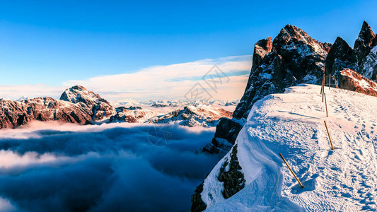 意大利阿尔卑斯山的冬天滑雪场上满是雪图片