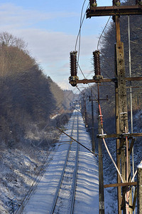 穿过冬季森林的火车轨道图片