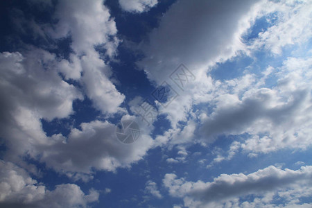 蓝色晴朗的天空背景图片