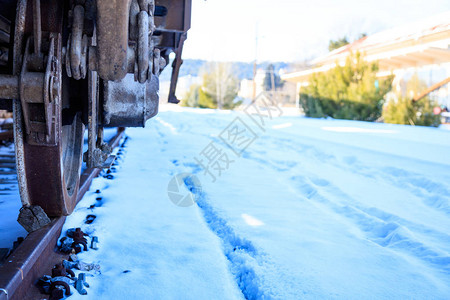 在雪铁轨覆盖的地面上图片