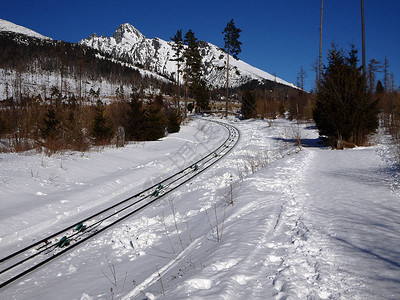 山地滑轮铁路山上美丽的冬季风图片