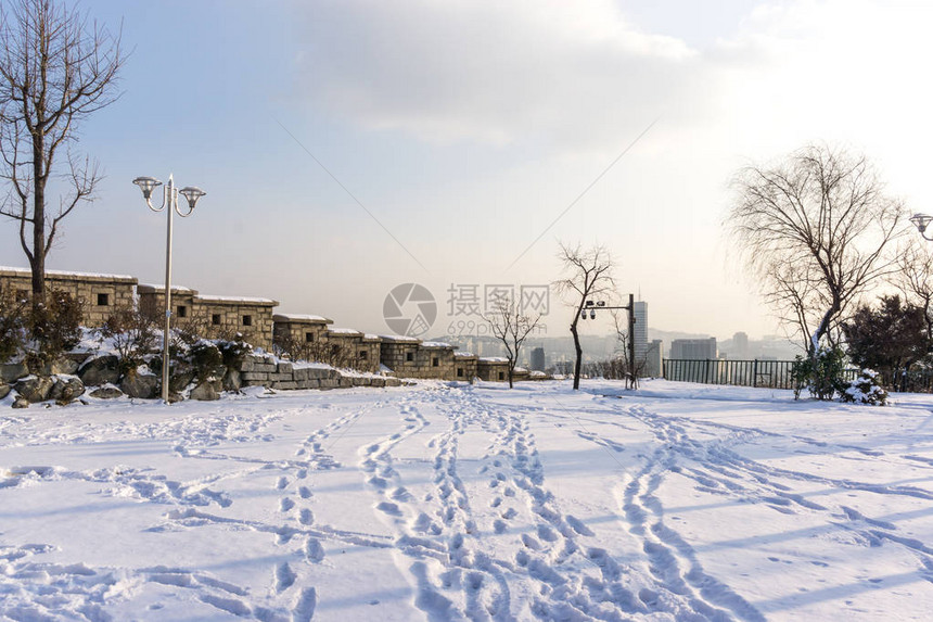 骆山公园的石墙被白雪覆盖图片