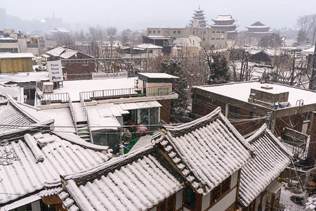 被雪覆盖的三清洞咖啡馆街道和商店拍摄于韩国首尔图片