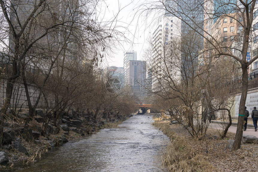 南韩国首尔州Jongno地区附近的Cheonggyecheon冬季风景Chenggyecheon是一条穿过首尔图片