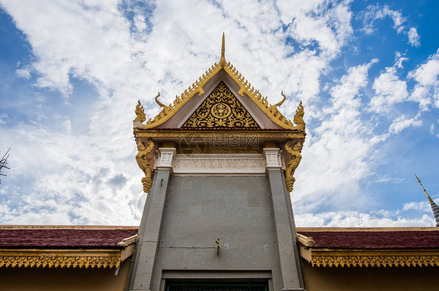 泰国寺庙屋顶建筑的前视图图片