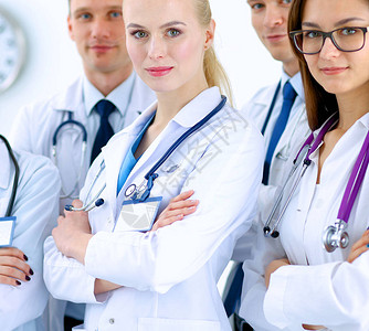 一群微笑着的医院同事站在一图片