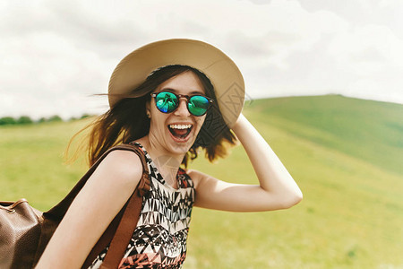 时尚的旅行者时髦女人戴着时髦的太阳镜图片