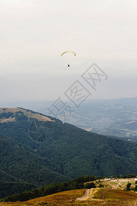 高山云中飞行的降落伞跳滑翔地旅行冒险概图片