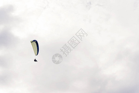 云中飞行的降落伞旅行冒险概念文图片