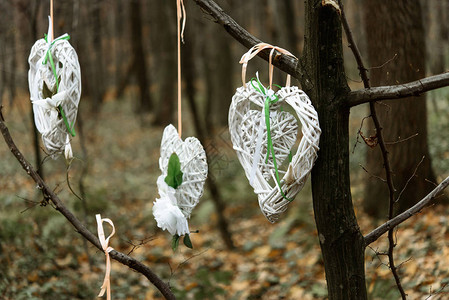 白色乡村主题的时尚柳条心森林婚礼布置图片