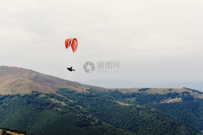 高山云中飞行的降落伞跳滑翔地旅行冒险概图片