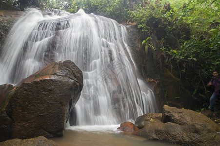 马来西亚丛林深处的瀑布图片