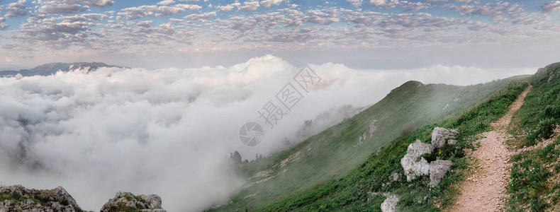 山中雾蒙的景观设有远足小径背景图片