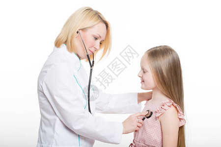 医生和一个微笑的女病人拥抱图片