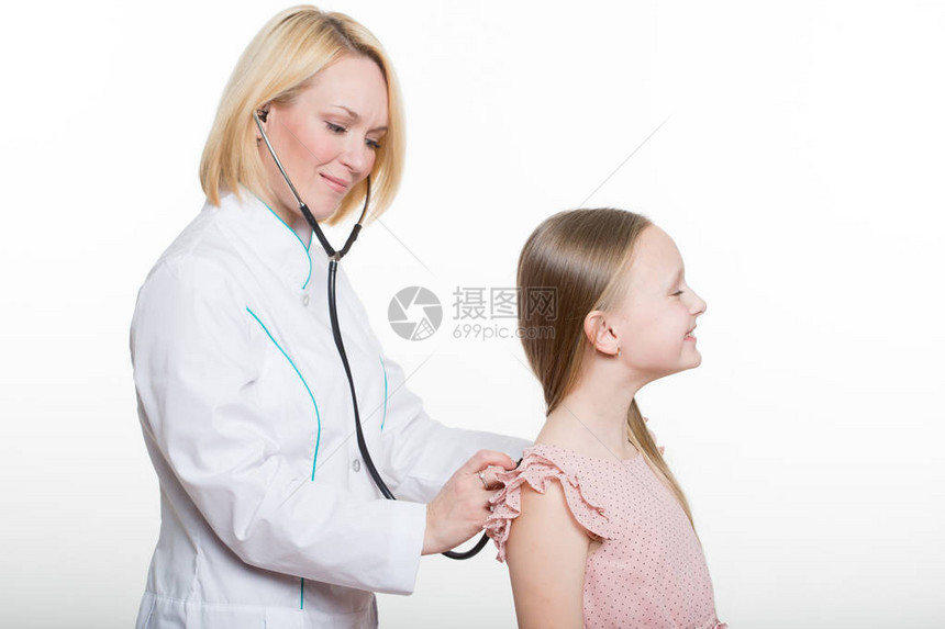 医生和一个微笑的女病人图片