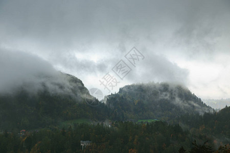 斯洛文尼亚山地秋天风景与丰图片