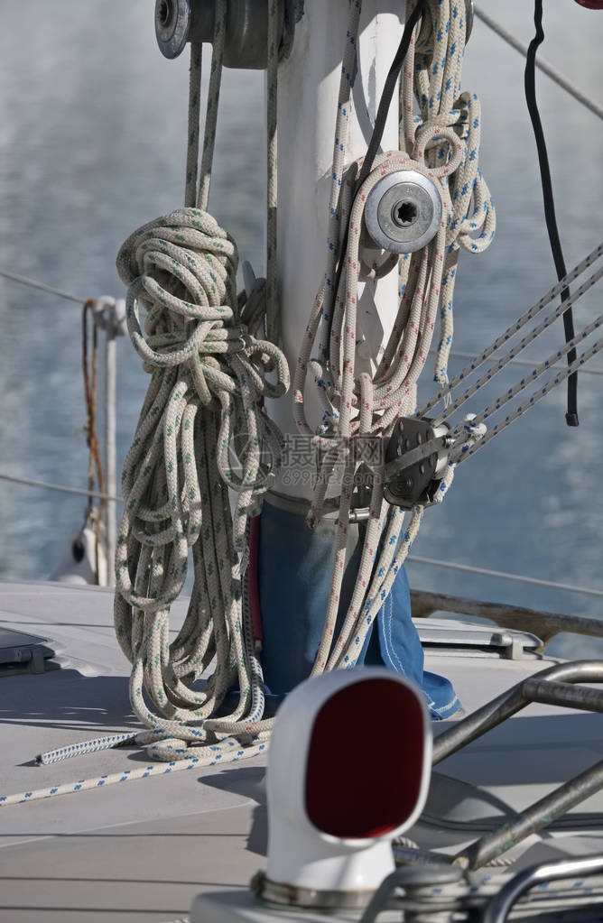 意大利西里岛地中海MarinadiRagusa绞盘和港口一艘帆船桅杆图片