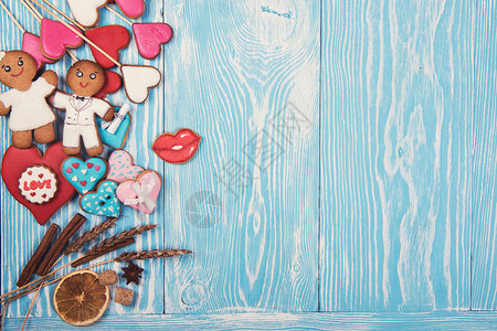 情人节的姜饼或蓝木背景的婚礼主题单位图片