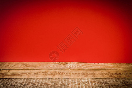 老木架子和鲜红的墙壁图片