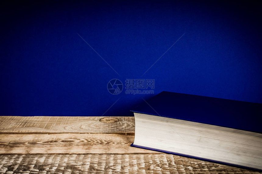 有书和蓝色墙壁的木架子图片