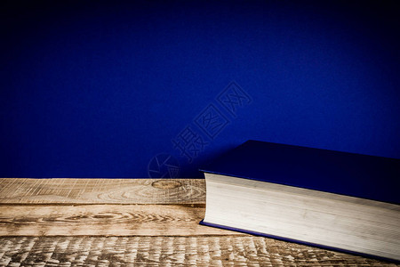 有书和蓝色墙壁的木架子图片