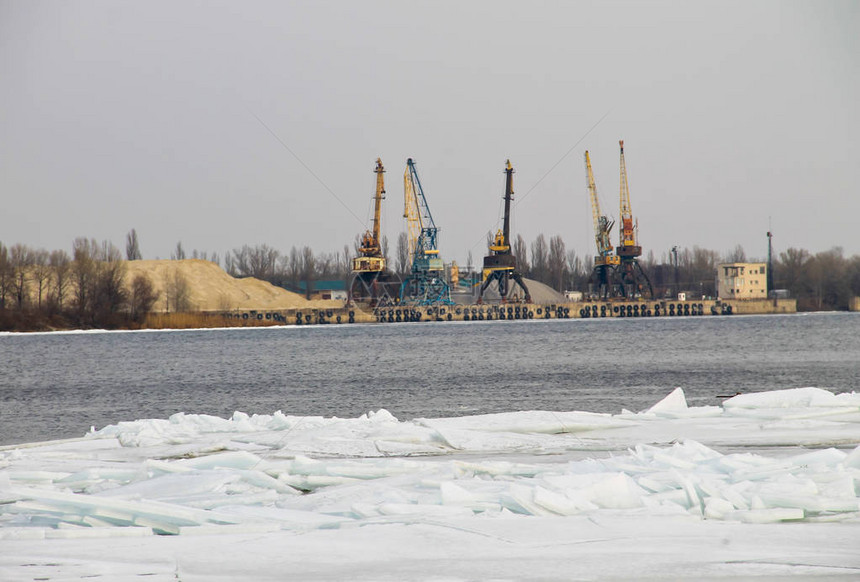 冬季第聂伯河港口的起重机图片