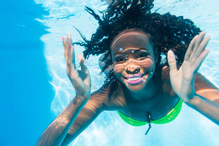 假期在游泳池潜水的黑人女孩背景图片