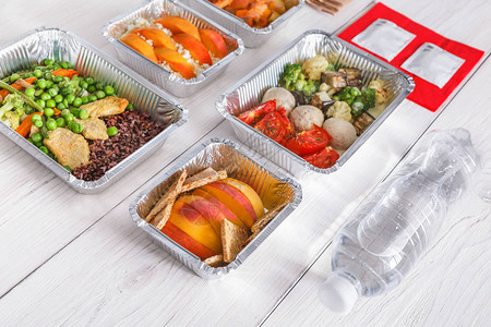 健康的餐厅食物厨师准备饮食每日送餐铝箔盒餐具水和包装中的健身营养蔬菜肉类和水果图片