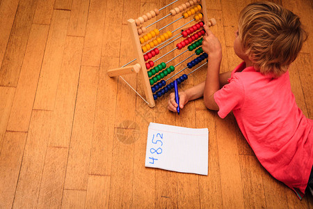小男孩学习数字和玩算盘教育和学习图片