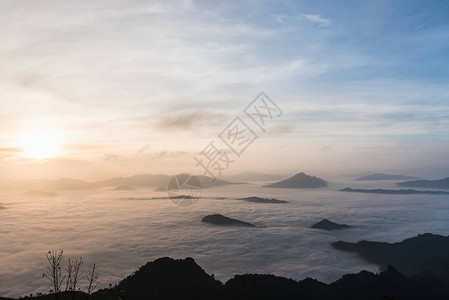 雾和云山谷景观图片