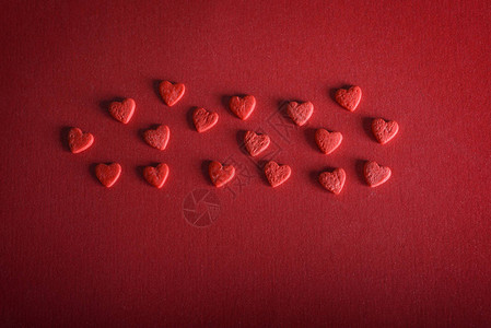 红色背景上的浪漫心情人节的概念装饰背景带线心背景图片