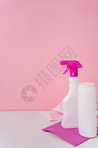 清洁工具的图像带有文本空间的前视图粉红色背景中的图片