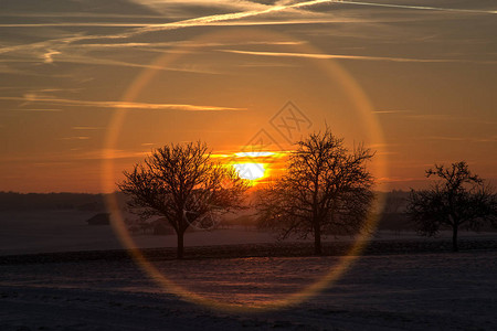 有田野和草地的冬季景观冬天的日落图片