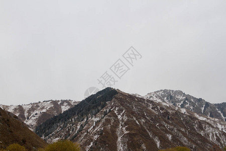 深秋雪后的山峰图片