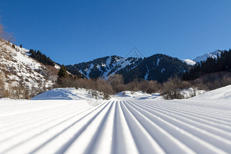 路过卡车后滑雪度假图片