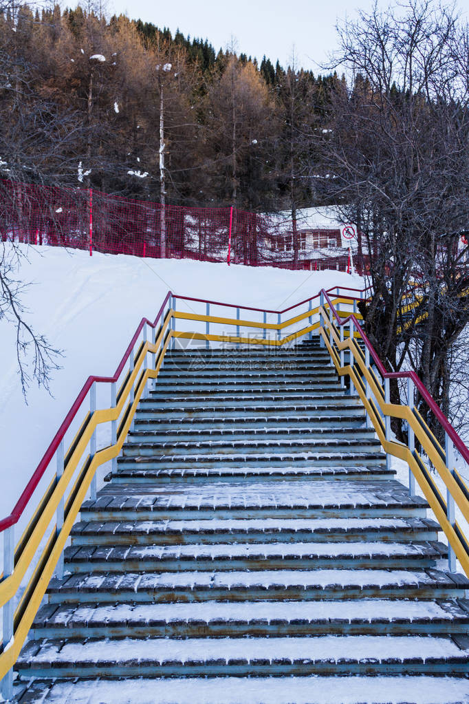 楼梯在山的冬天图片
