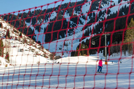 保护滑雪场边缘的网图片